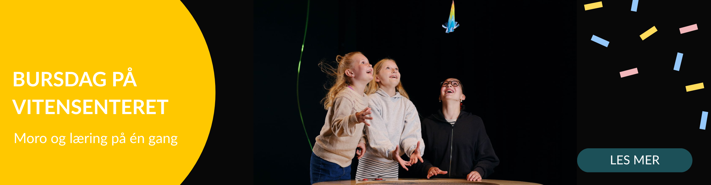 Tre jenter leker på utstillingen