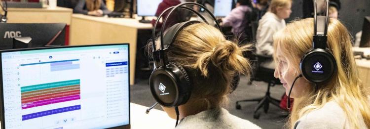 Foto av to jenter som lager musikk i LydLab