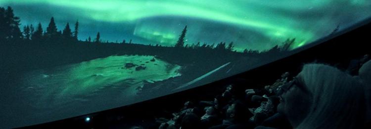 Foto av publikum og filmvisning i planetariet