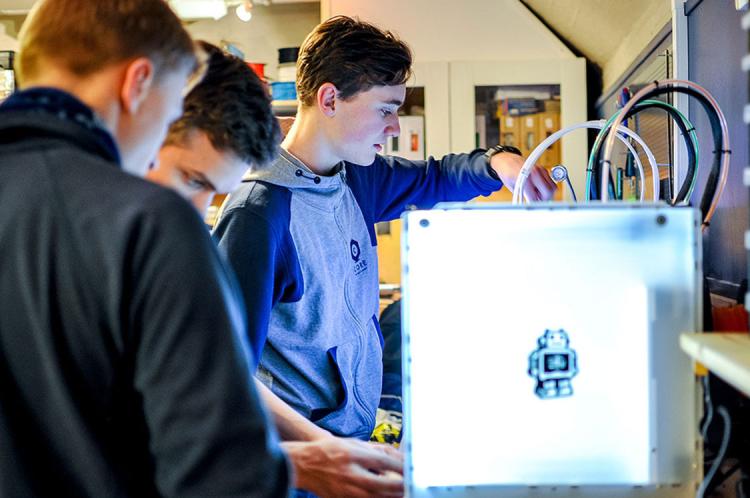 Elever jobber med 3D-printer